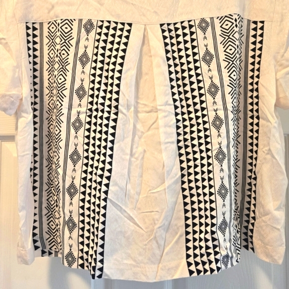 Women's Black and White Geometric Pattern Shirt - Picture 4 of 8